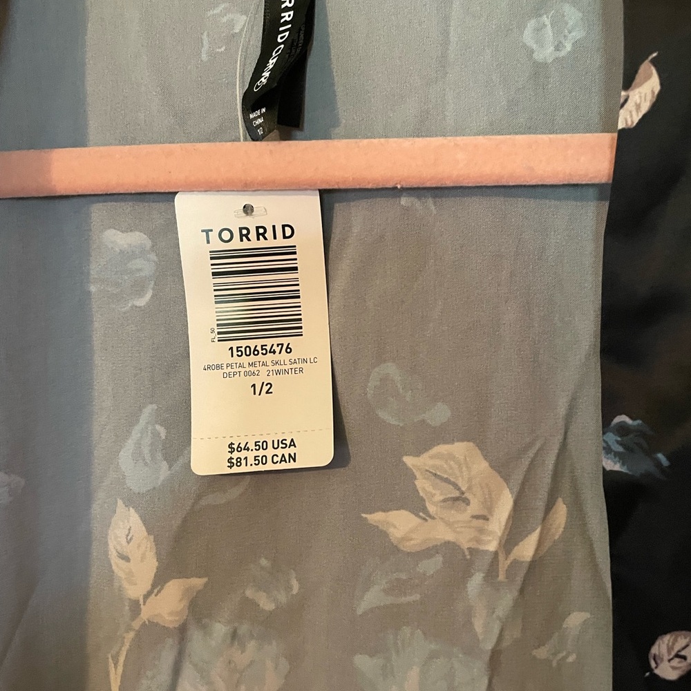 Torrid Black and Blue Floral Women's Robe - Picture 3 of 3